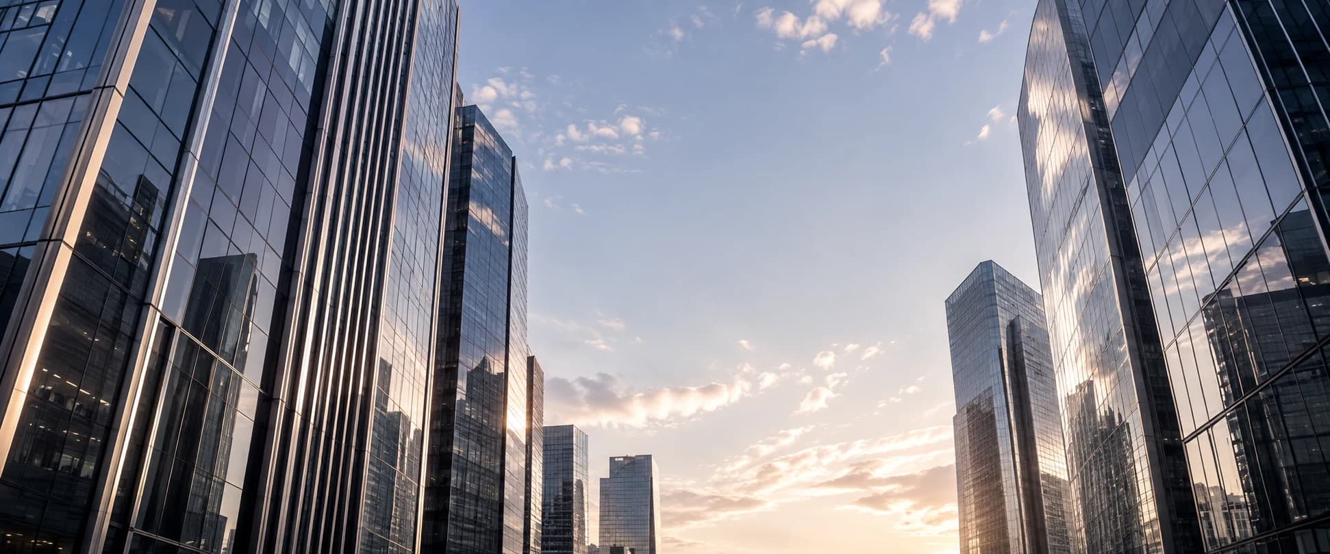 Edificios contemporáneos vistos desde abajo, con el cielo entre sus fachadas
